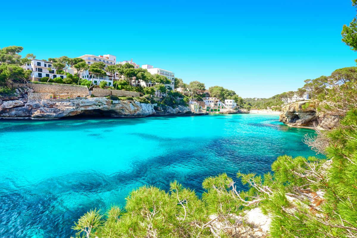 Image depicitng cristal blue water in Mallorca