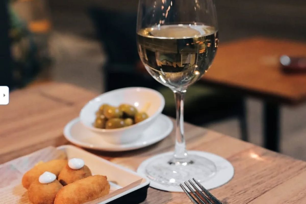 Image depicting a tapas and glass of wine at X Etapas